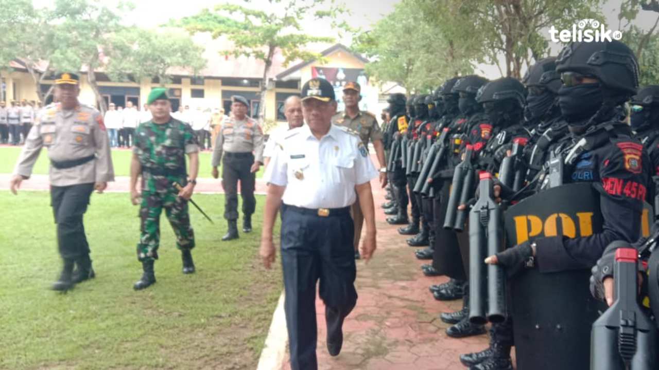 Wakil Bupati Muna, Bachrun Labuta bersama Kapolres AKBP Mulkaifin dan Dandim 1416, Letkol Inf Gilles R. B Hogen Dorp mengecek personel pengamanan Pilkades. Foto: Sunaryo/Telisik