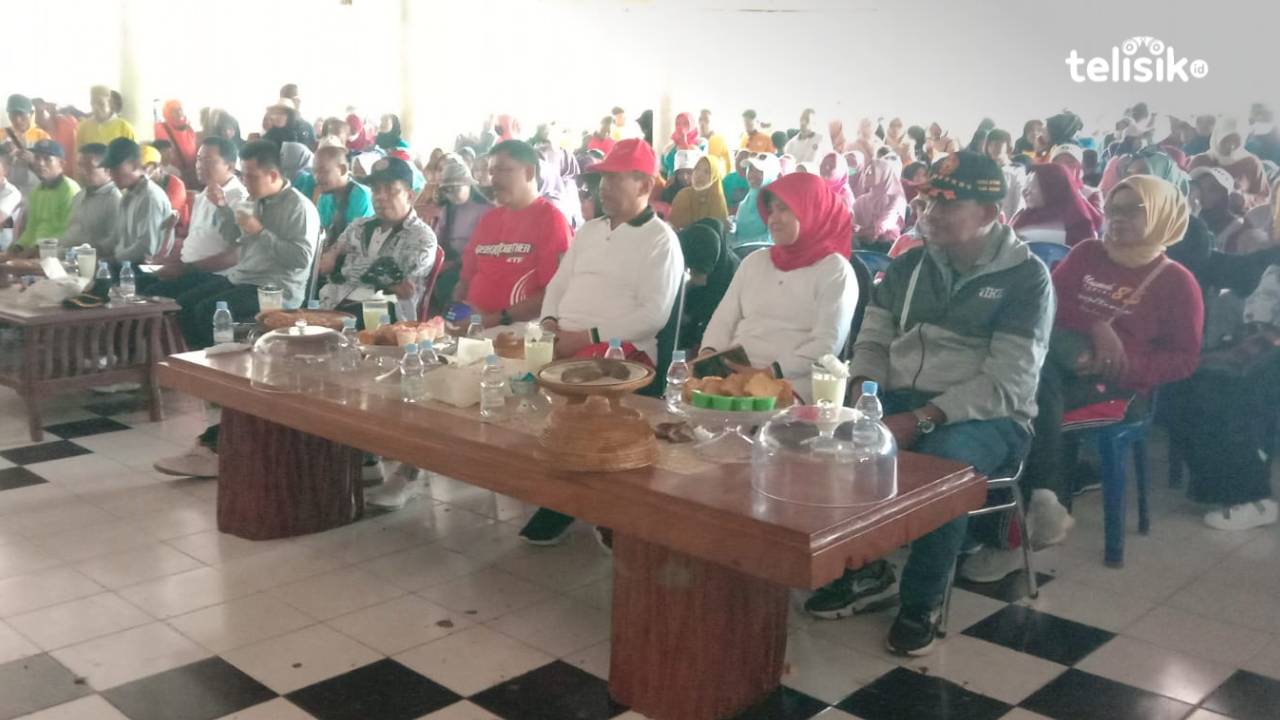 Ketua PGRI Muna, Haswa bersama Wabup Bachrun Labuta dan Sekda Eddy Uga. Foto: Sunaryo/Telisik
