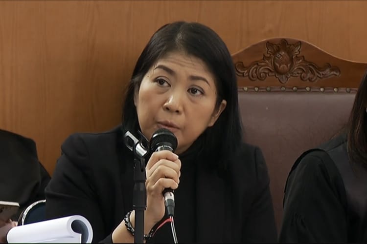 Terdakwa kasus dugaan pembunuhan berencana, Putri Candrawathi, menyampaikan belasungkawa di hadapan ayah dan ibu Brigadir J, Samuel Hutabarat dan Rosti Simanjuntak. Foto: Kompas.com