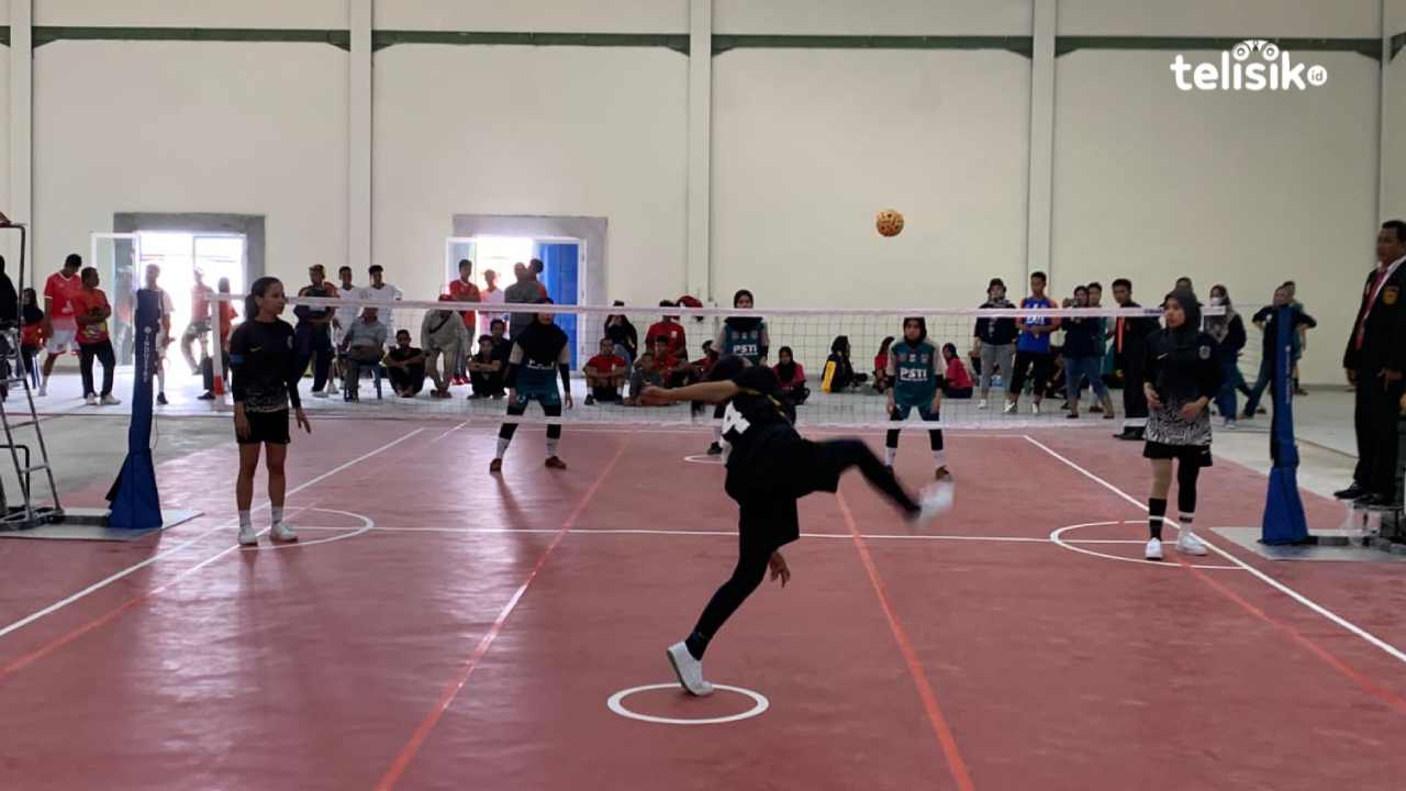 Pertandingan perdana tim takraw putri Muna Barat melawan Konawe Selatan raih skor 2-0. Foto: Putri Wulandari/Telisik