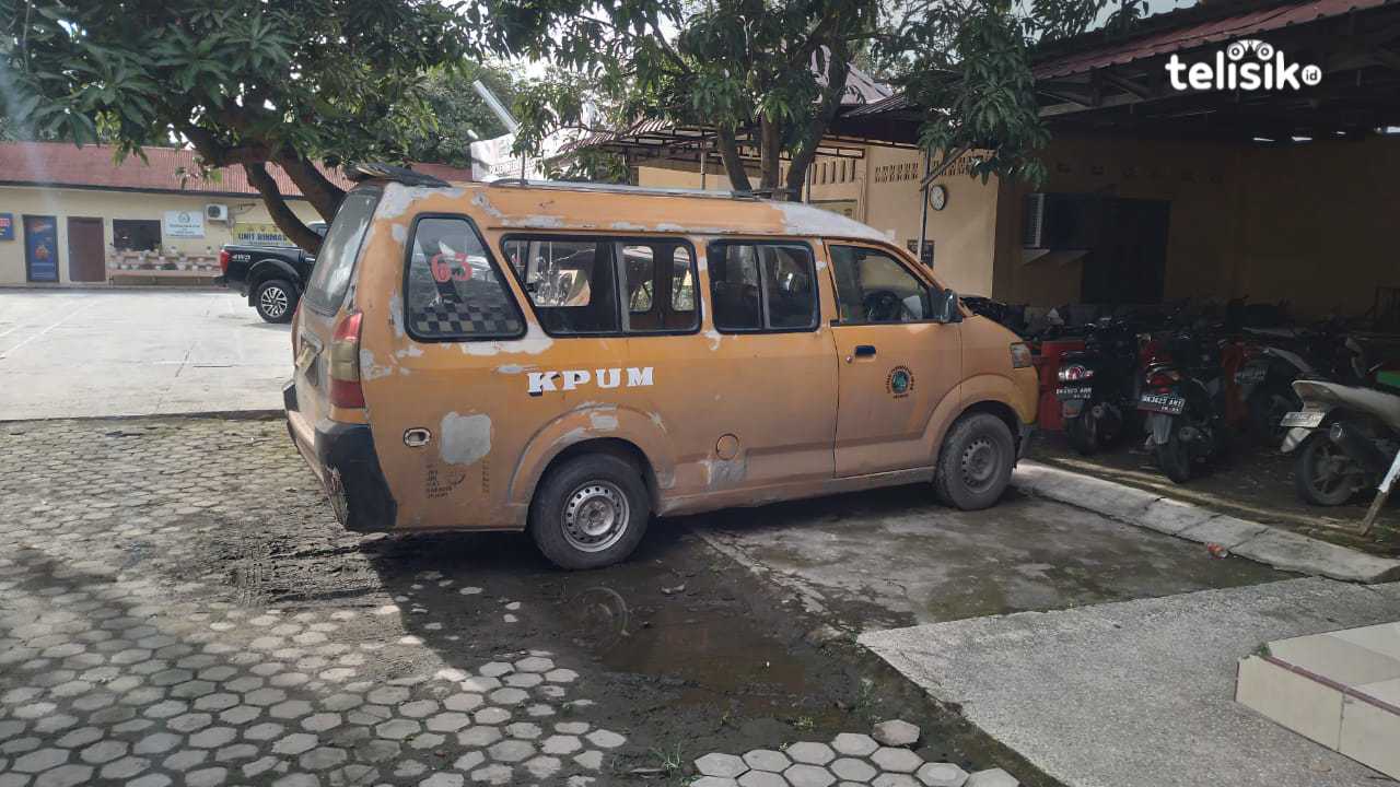 Mobil angkot yang menabrak wanita di persimpangan Jalan Gatot Subroto, Medan sudah diamankan petugas kepolisian. Foto: Reza Fahlefy/Telisik