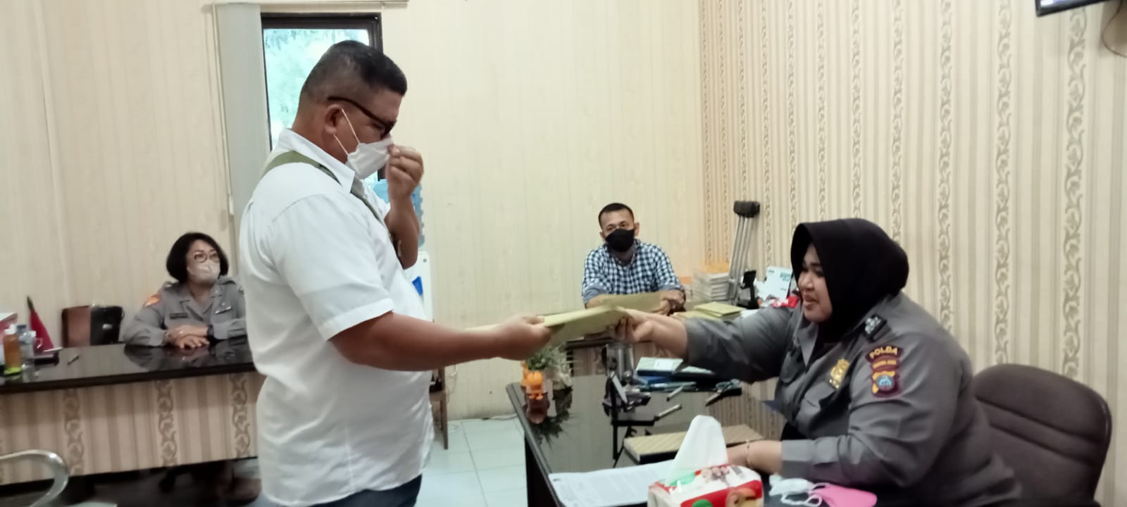 Ketua DPP Garda Peduli Indonesia, Frisdarwin Arman Situngkir ketika mengirim Dumas kepada pihak Polda Sumatera Utara. Foto: Ist.