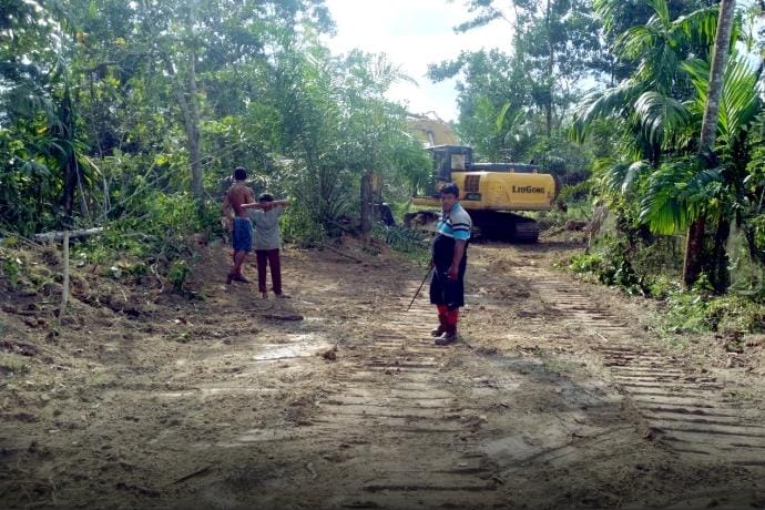 Kadin Konawe perbaiki jalan usaha tani sejauh 700 meter di Kelurahan Andabia. Foto : Ist.