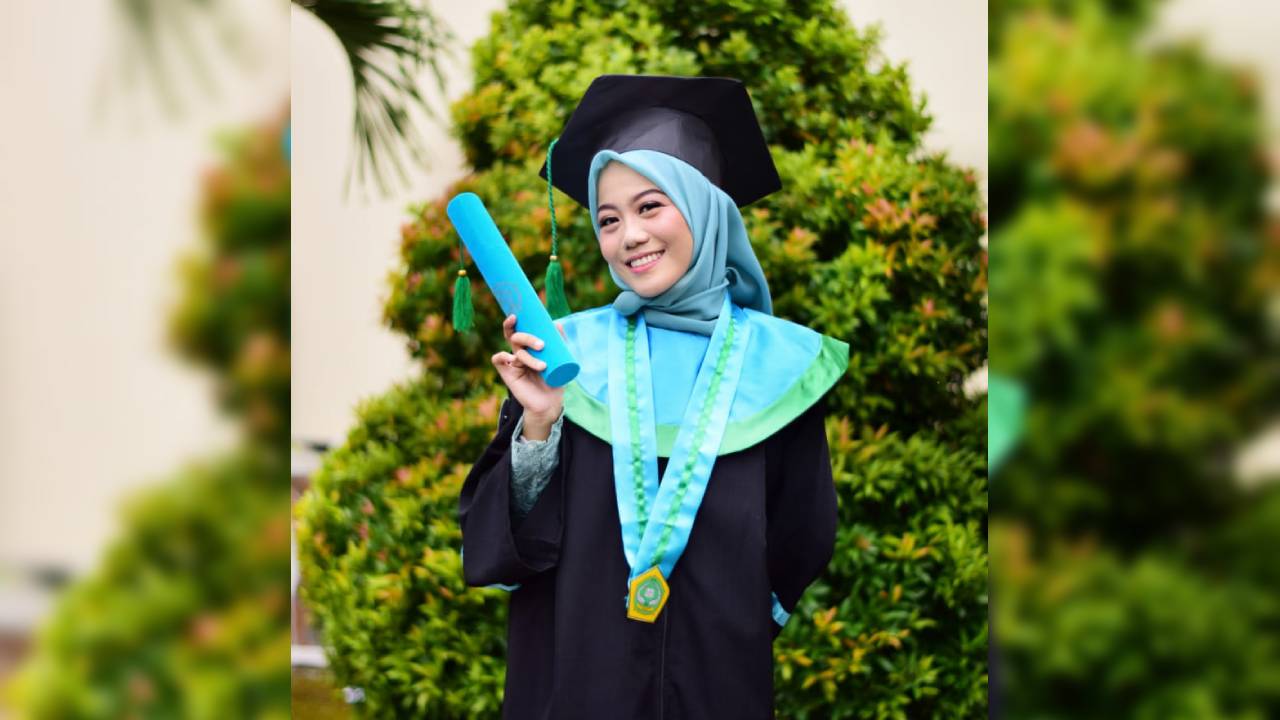 Tita Muchlisha, mahasiswa IAIN Kendari yang menjadi wisudawan terbaik periode November 2022 dengan IPK 3,95. Foto: Ist.