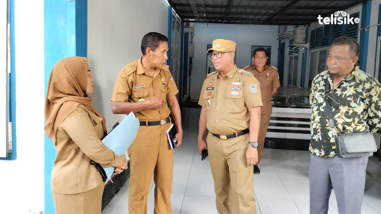 Pj Bupati Muna Barat, Bahri (memakai topi) membentuk TPID untuk tangani inflasi. Foto: Putri Wulandari/Telisik