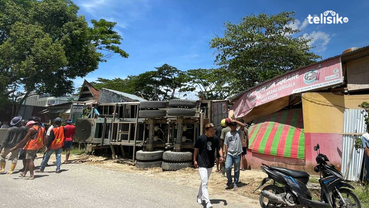 Nampak sebuah truk kontainer terbalik dan menimpa rumah warga. Foto: Muh. Aswad Raudatul Atfal/Telisik