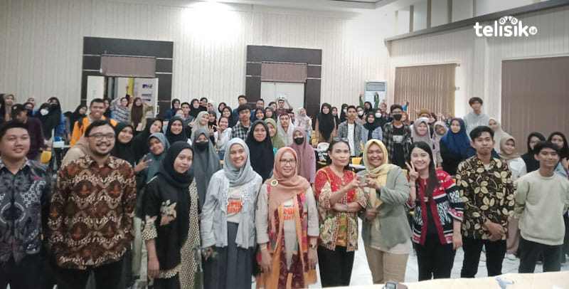Fasilitator dan relawan muda Mafindo saat sekolah kebangsaan pemilih pemula untuk mencegah hoaks. Foto: Wa Ode Ria Ika Hasana/Telisik
