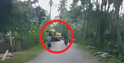 Nampak kendaraan alat berat melintas di jalan raya tanpa menggunakan alas, dikeluhkan warga karena dapat menyebabkan kerusakan jalan. Foto: Ist.