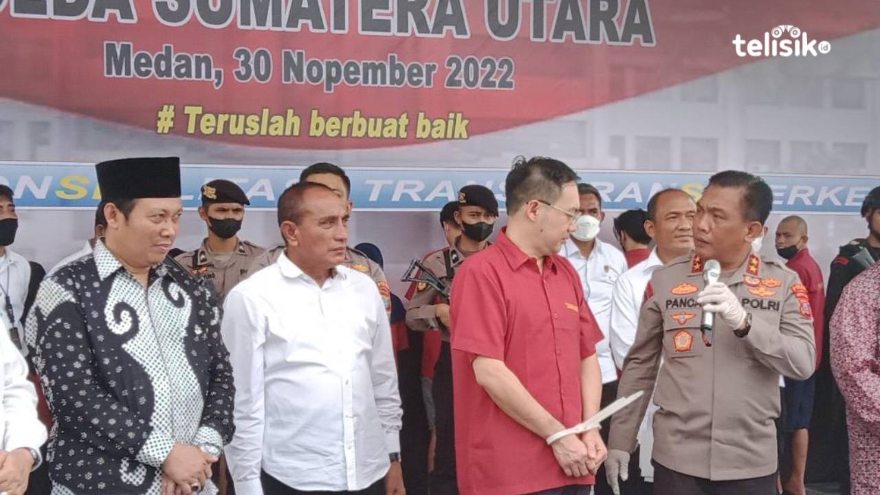 Kapolda Sumatera Utara, Irjen Pol Panca Putra ketika menginterogasi bos judi online bernama Apin BK alias Jonni. Foto: Reza Fahlefy/Telisik