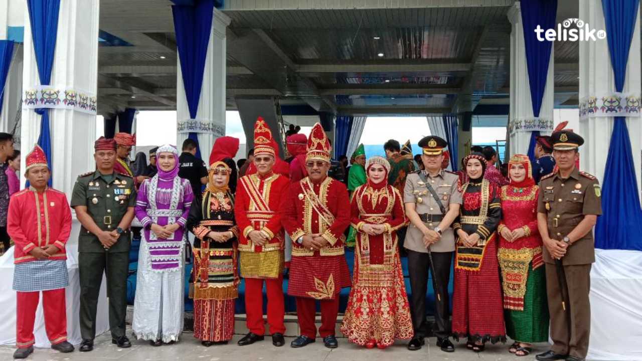 Foto bersama, Forkopimda Bombana bersama Pj Sekda Sulawesi Tenggara, Asrun Lio usai mengikuti upacara peringatan HUT Kabupaten Bombana ke-19. Foto: Hir Abrianto/Telisik