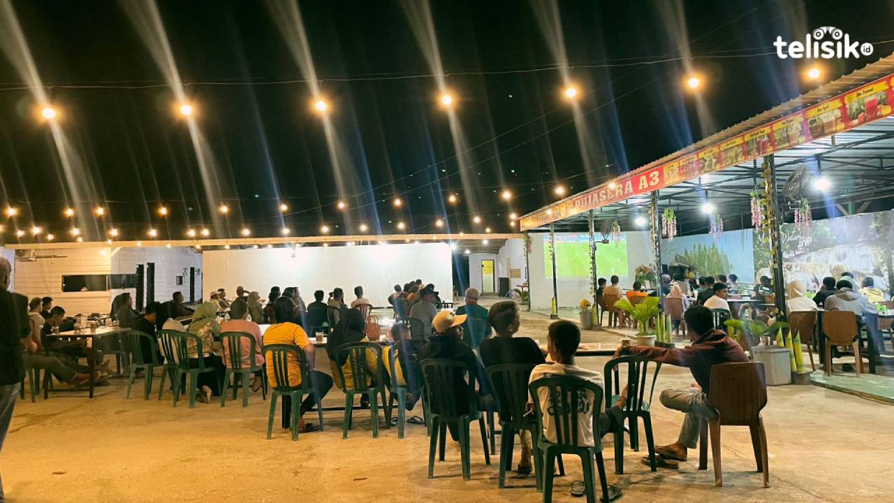 Warga nonton bareng Piala Dunia di salah satu warung makan di Kota Kendari, tampak antusias menantikan final Piala Dunia 2022 Qatar. Foto: Muhammad Aswad Raudatul Atfal/Telisik