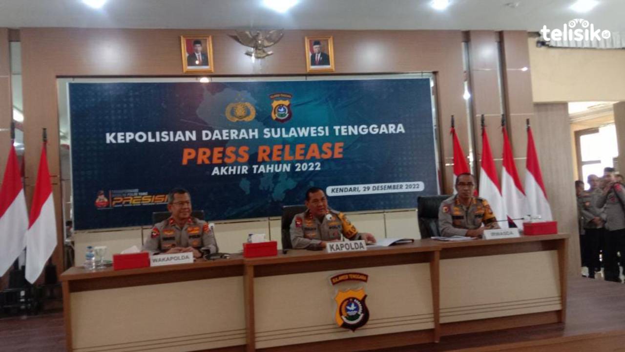 Kapolda Sulawesi Tenggara, Irjen Pol Drs. Teguh Pristiwanto (tengah), menyampaikan press release akhir tahun 2022 di aula Dhacara. Foto: La Ode Muh Martoton/Telisik