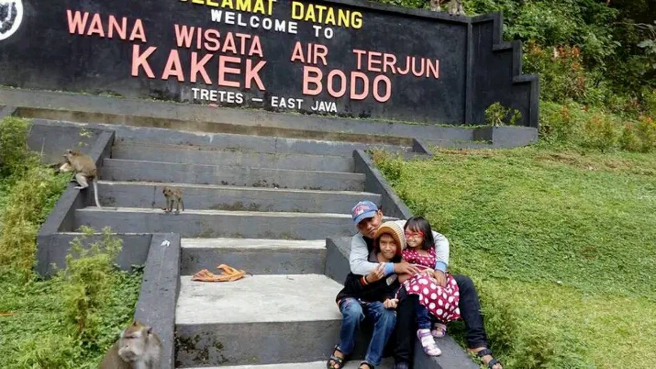 Salah satu pengunjung di wana wisata Kakek Bodo sedang berpose di depan pintu masuk wana wisata tersebut. Foto: Ist.