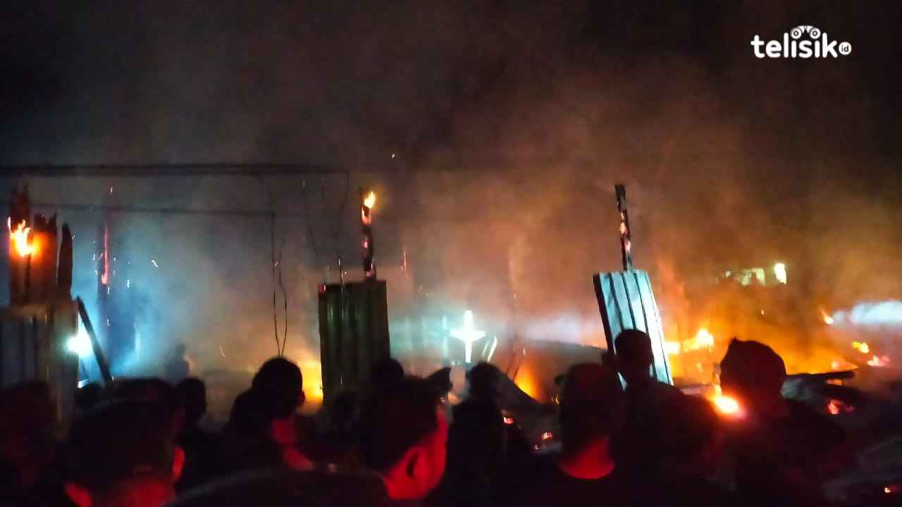 Proses pemadaman kebakaran oleh warga setempat dibantu dengan pihak kepolisian. Foto: Sigit Purnomo/Telisik