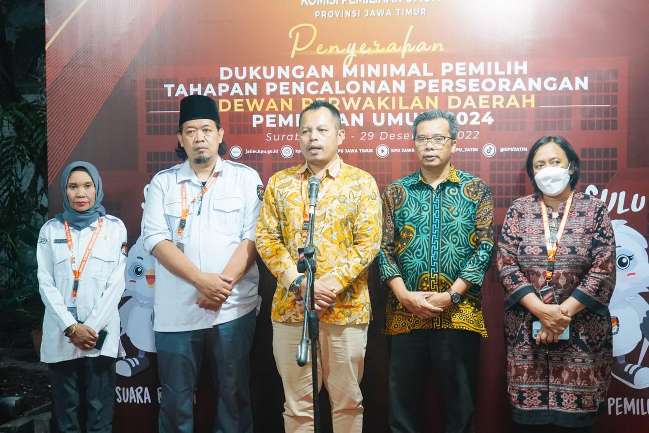 Para komisioner KPU Jawa Timur memberi penjelasan terkait proses pendaftaran DPD RI hingga penutupan pendaftaran. Foto: Ist.