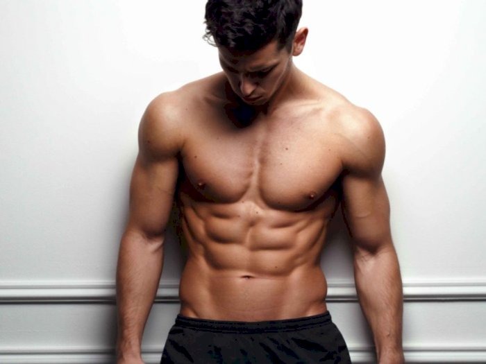Mempunyai perut yang sixpack menjadi impian bagi semua pria, ada beberapa cara yang bisa anda lakukan untuk mengempeskan perut buncit dan menggantikannya dengan perut roti sobek ini. Foto: Repro Indozone.com