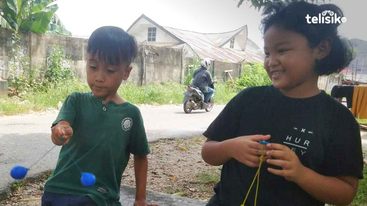 Bila anak cakap dalam memantulkan bandul latto-latto, secara tidak langsung dapat melatih konsentrasi dan anggota gerak mereka. Foto: Fitrah/Telisik