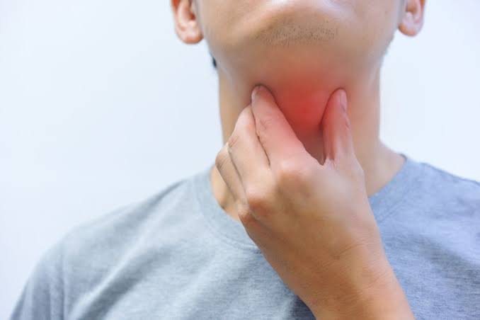 Tenggorokan gatal ini cukup mengganggu aktivitas, makanya penting untuk mengetahui cara mengatasi kondisi ini. Foto: Repro shutterstock