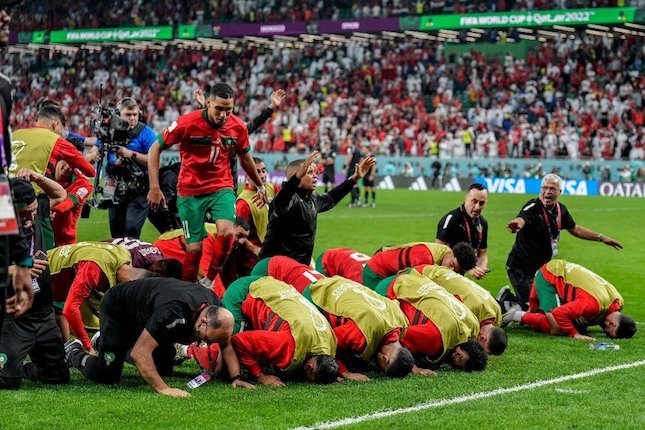 Para pemain Maroko melakukan sujud syukur usai menyingkirkan Spanyol di 16 besar Piala Dunia 2022, Rabu (7/12/2022) lalu. Foto: Repro Bola.net