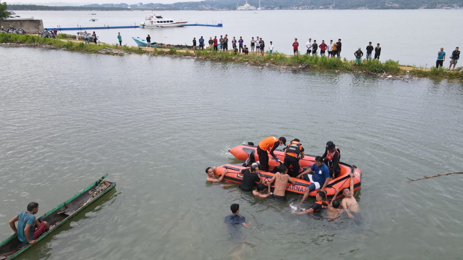 Basarnas Kendari mengevakuasi korban tenggelam di tambak sekitar Teluk Kendari. Korban ditemukan dengan bantuan drone. Foto: Ist.