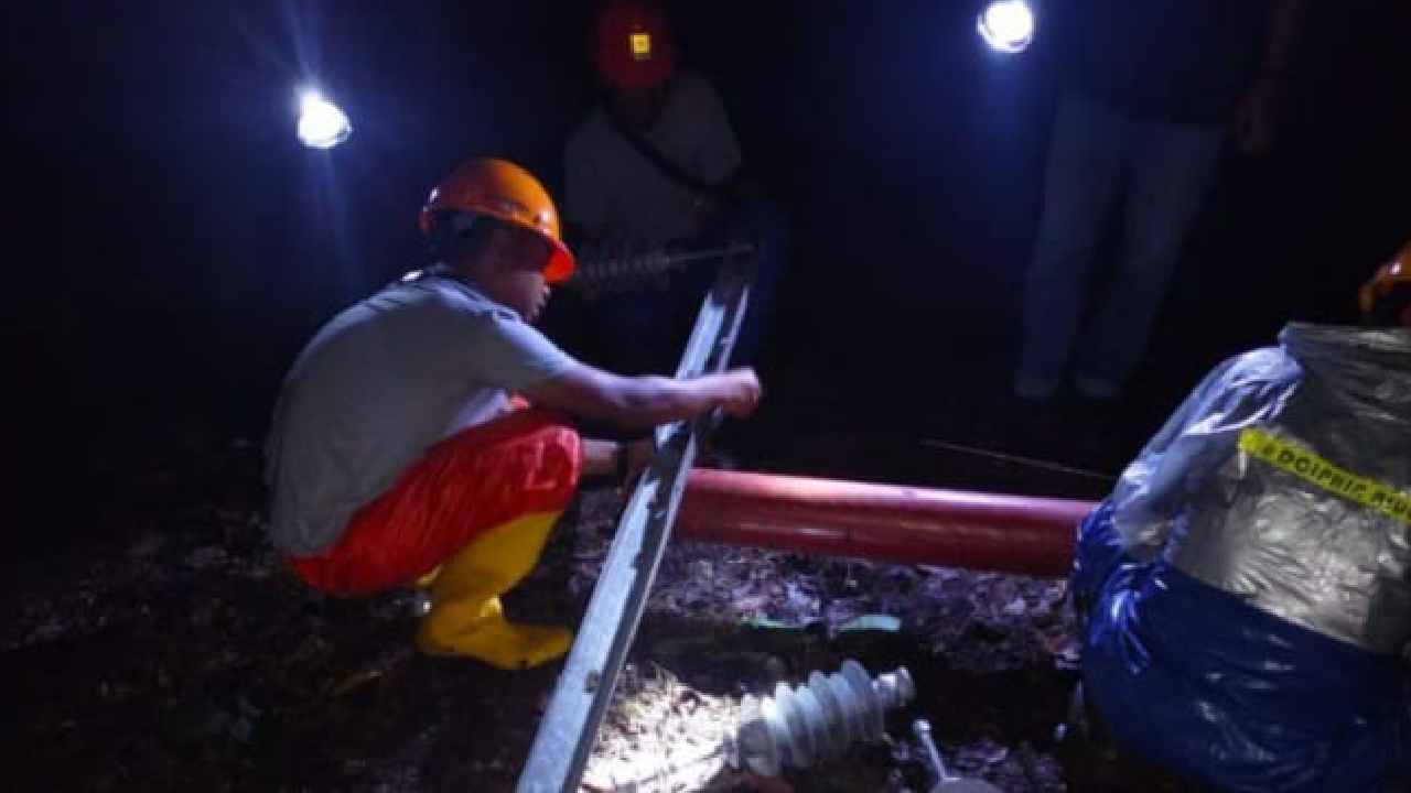PLN sedang memperbaiki infrastruktur listrik yang rusak di Sumba Barat. Foto: Ist.