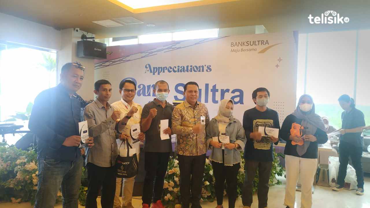 Direktur Utama Telisik.id, M. Nasir Idris berserta insan media lain mendapat Appreciation's Bank Sultra for Media. Foto: Adinda Septia Putri/Telisik