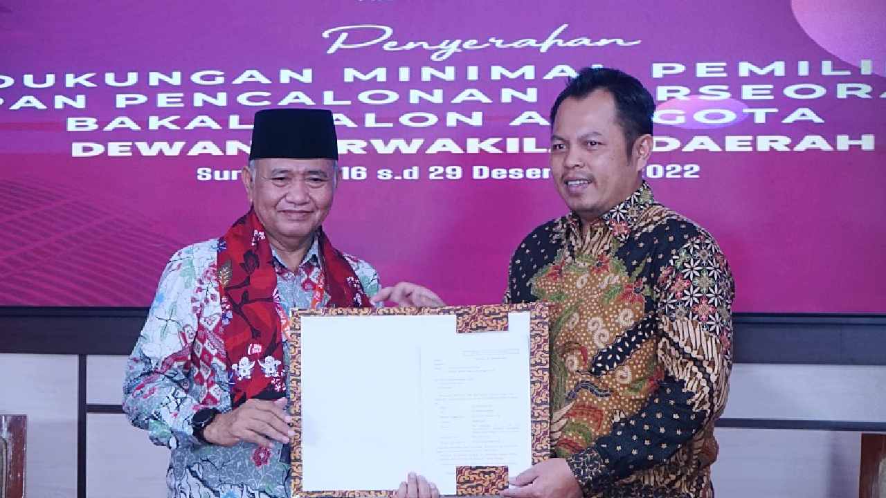 Salah satu pendaftar anggota DPD RI, Agus Rahardjo yang merupakan mantan Ketua KPK RI saat mendaftar sebagai anggota DPD RI di KPU Jawa Timur. Foto: Ist.
