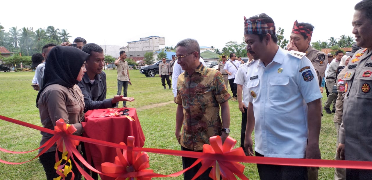 Plt Bupati Kolaka Timur, Abdul Azis bersama Kakanwil BPN Sulawesi Tenggara, saat melakukan potong pita launcing kampung reforma agraria. Foto: Ist.