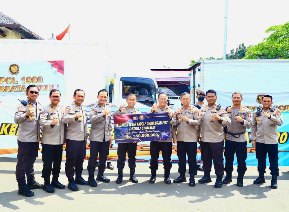 Keluarga besar alumni Akademi Kepolisian (Akpol) 1990 Batalyon Dhira Brata memberikan bantuan kepada korban gempa bumi di Cianjur. Foto: Ist.