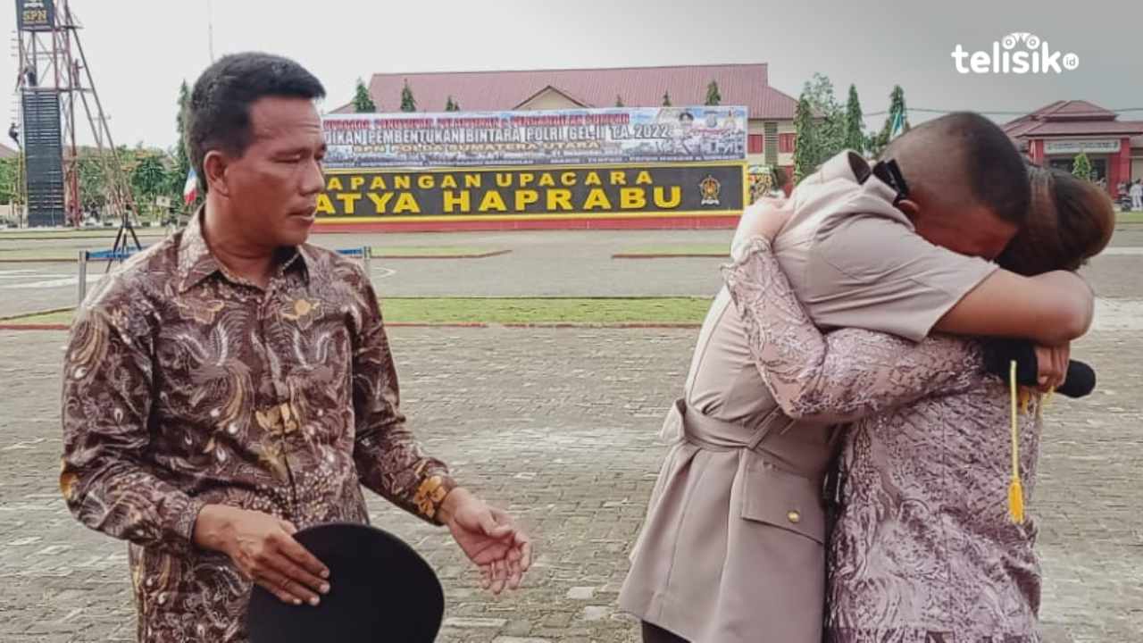 Hermawan Ginting memeluk ibunya usai dilantik dan diambil sumpahnya sebagai anggota Polri. Foto: Reza Fahlefy/Telisik