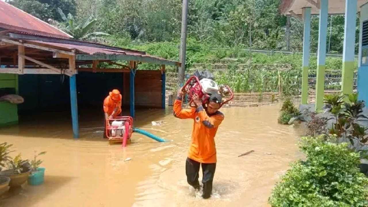 Tim reaksi cepat BPBD Bombana saat meninjau lokasi banjir. Foto: Ist.