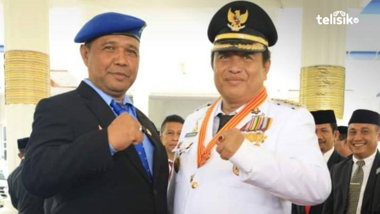 Bupati Muna, LM Rusman Emba bersama anggota DPRD, Awal Jaya Bolombo. Foto: Sunaryo/Telisik