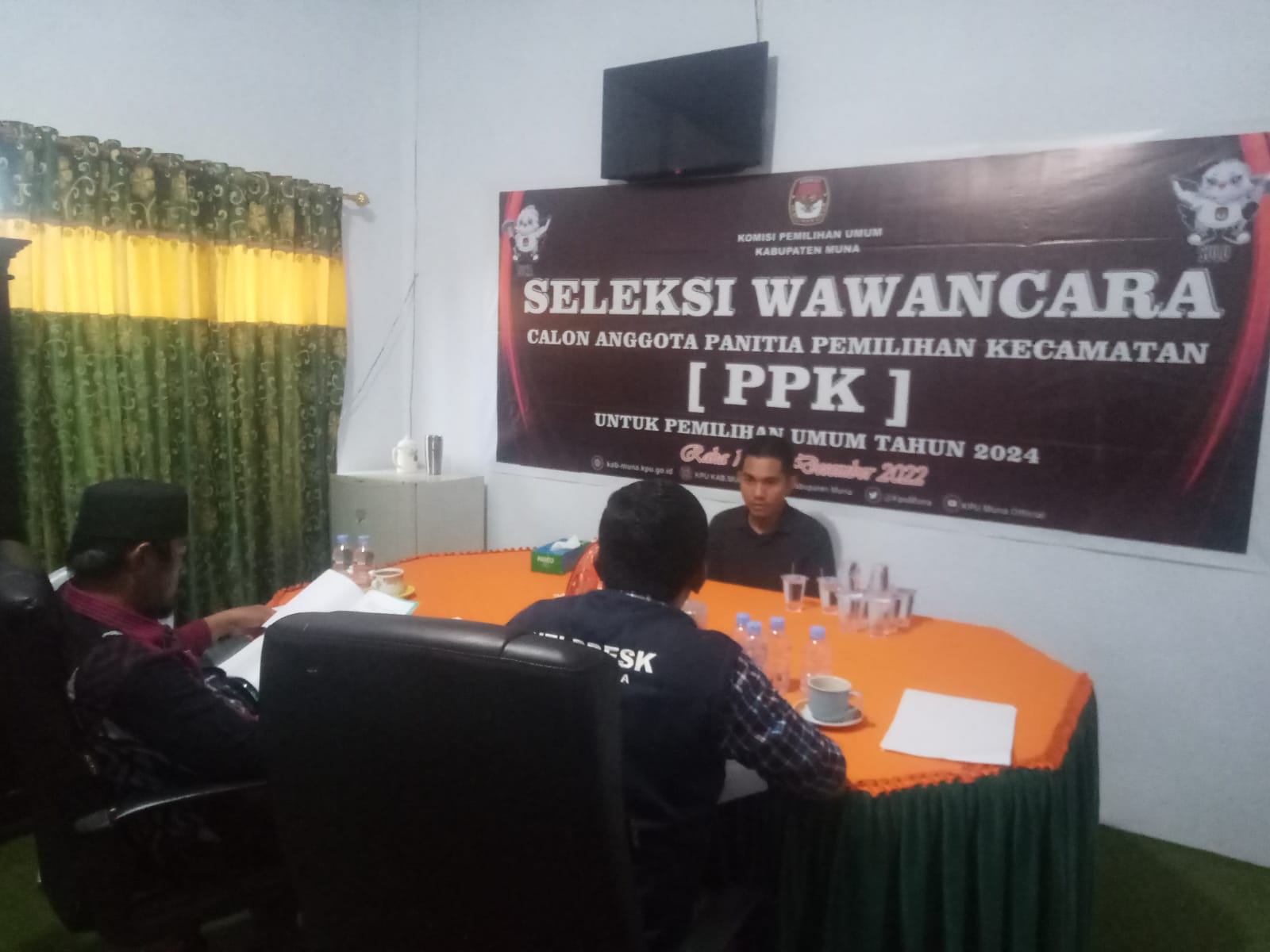 Calon PPK saat mengikuti tes wawancara yang dilakukan Komisioner KPU Muna. Foto: Ist.