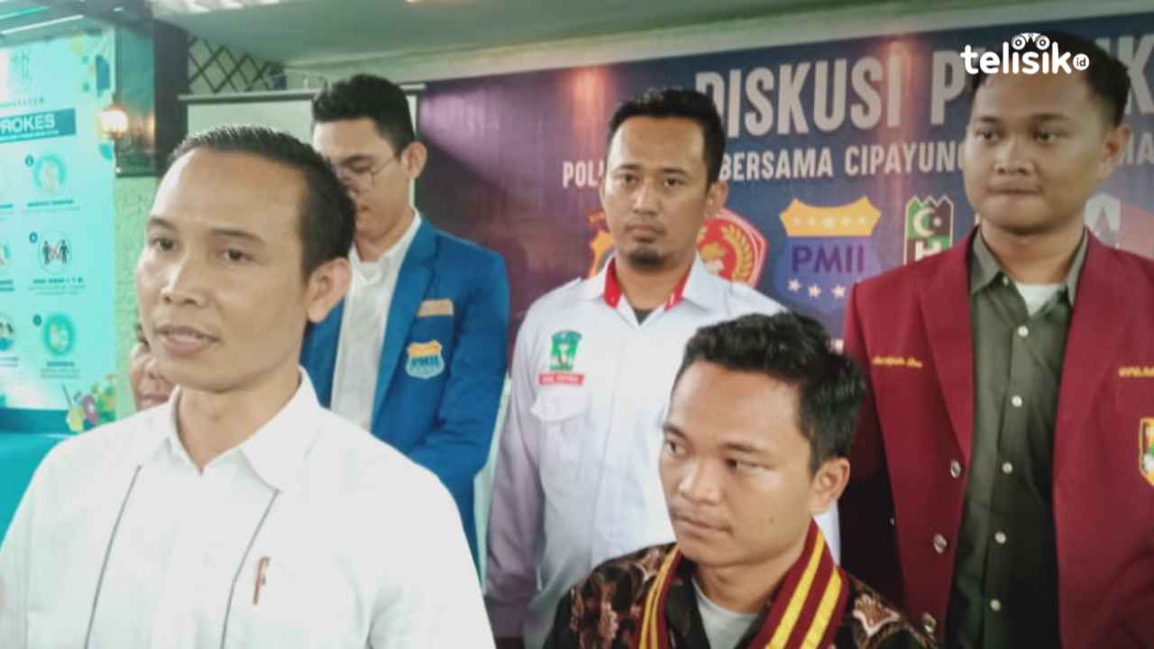 I Gede Widhiana Suarda SH MH P.hD (kemeja putih) narasumber diskusi publik membahas RUU KUHP dengan Cipayung Plus Sumatera Utara di Medan. Foto: Reza Fahlefy/Telisik