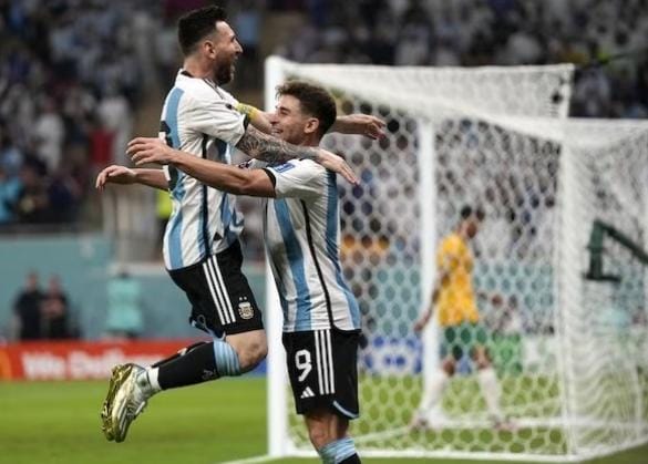 Selebrasi pemain Argentina, Lionel Messi (kiri) dan Julian Alvarez (kanan) setelah mencetak gol ke gawang Australia pada babak 16 besar Piala Dunia 2022, Minggu (4/12/2022), kemarin. Foto: Repro Bola.net