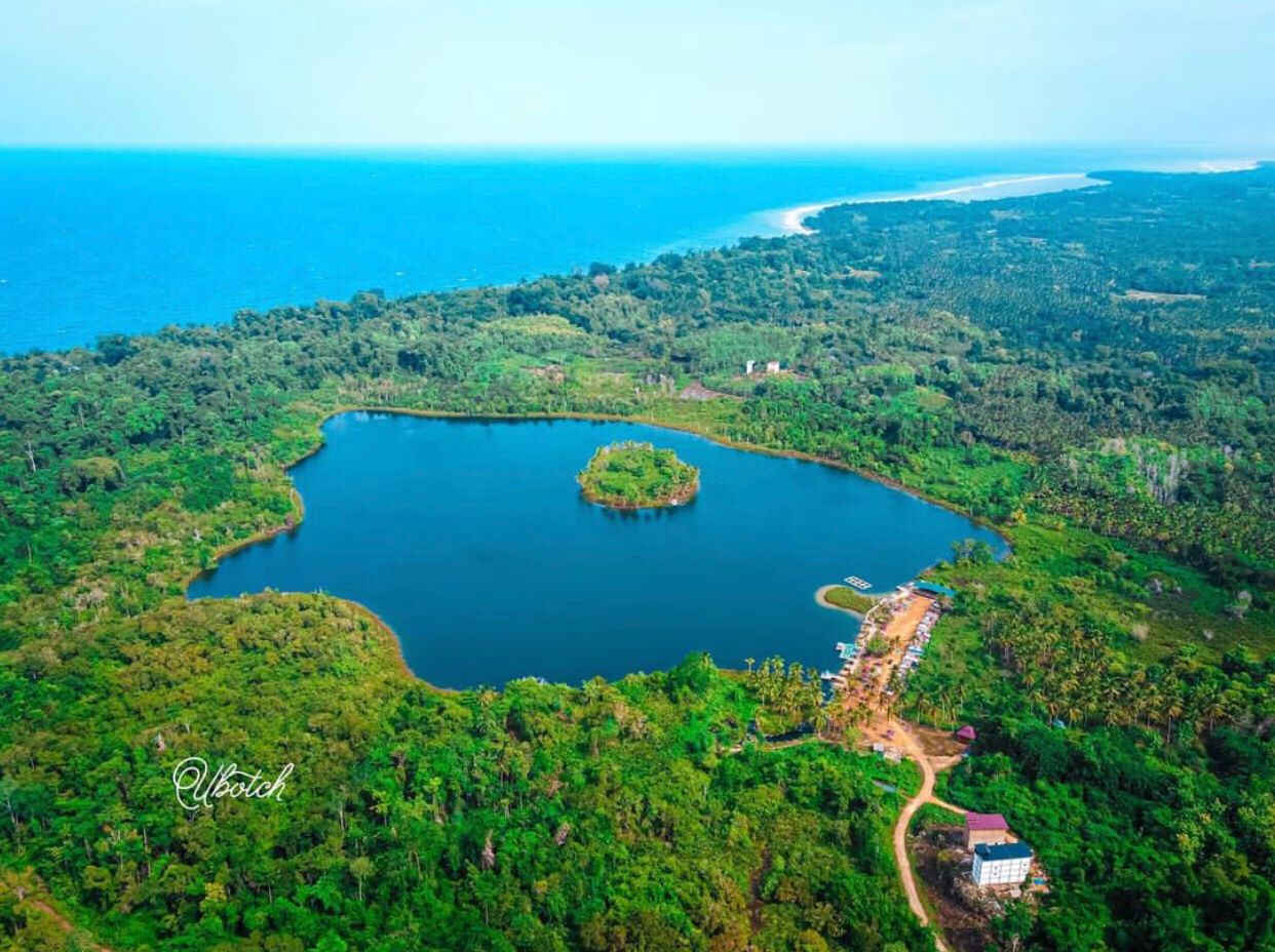 Pesona alam Danau Laponu-ponu di Kabupaten Bombana menyuguhkan keindahan pulau hijau di tengah danau. Foto: Ist.