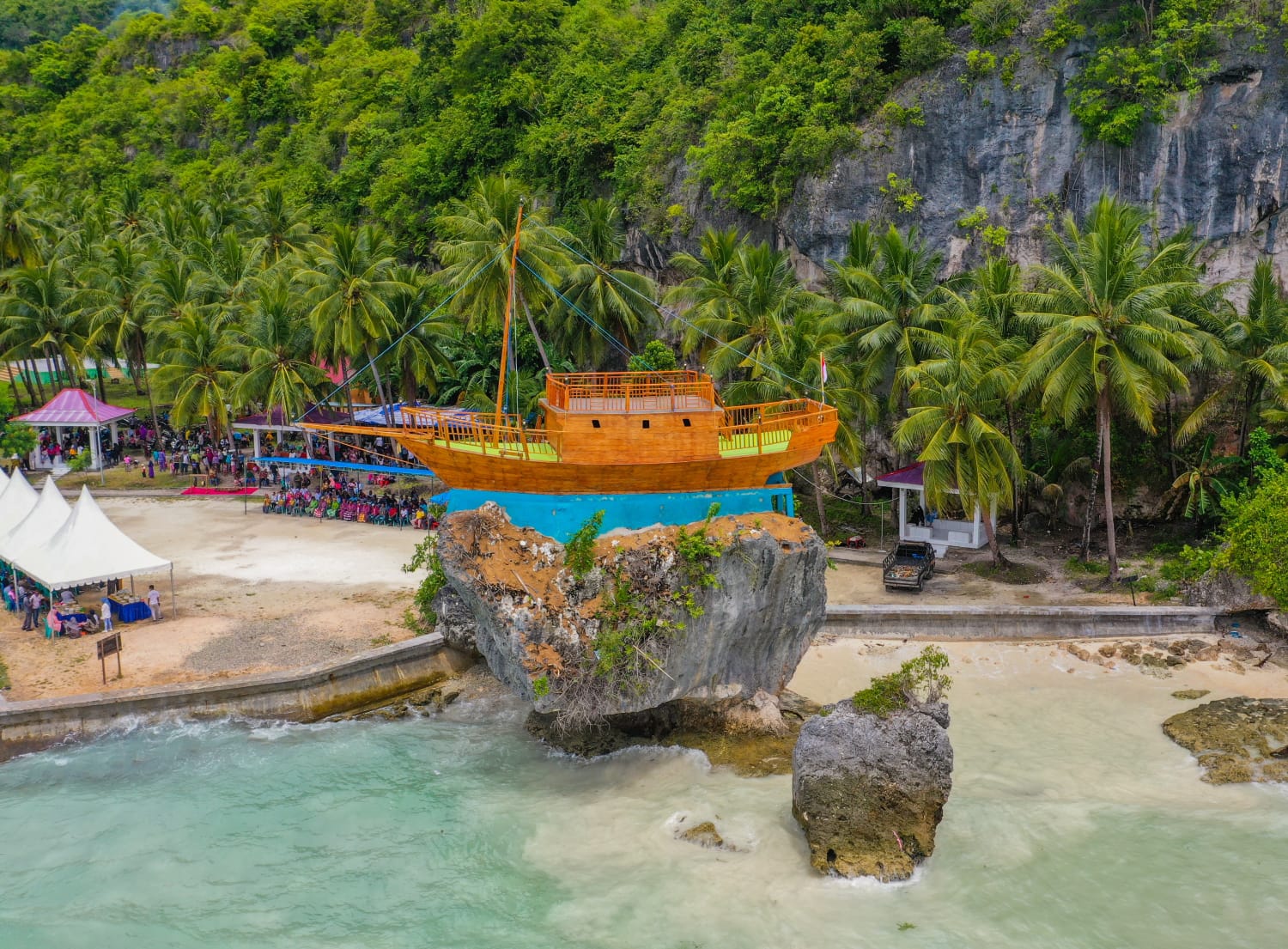 Wisata pantai Laguci dengan ikon perahu boti di Desa Bahari Tiga, Kecamatan Sampolawa, Kabupaten Buton Selatan. Foto: Rubrik Sultra