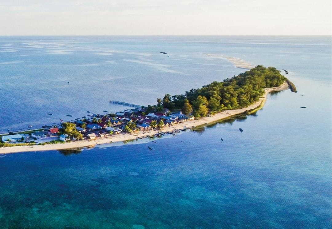 Suasana Pulau Sagori yang merupakan karang atol berbentuk hampir setengah lingkaran jadi daya tarik tersendiri. Foto: repositori.kemendikbud.go.id.