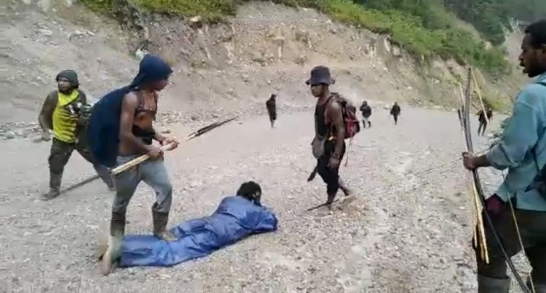 Video KKB membunuh tiga tukang ojek di Pegunungan Bintang, Papua Pegunungan beredar di media sosial. Foto: Screenshot video