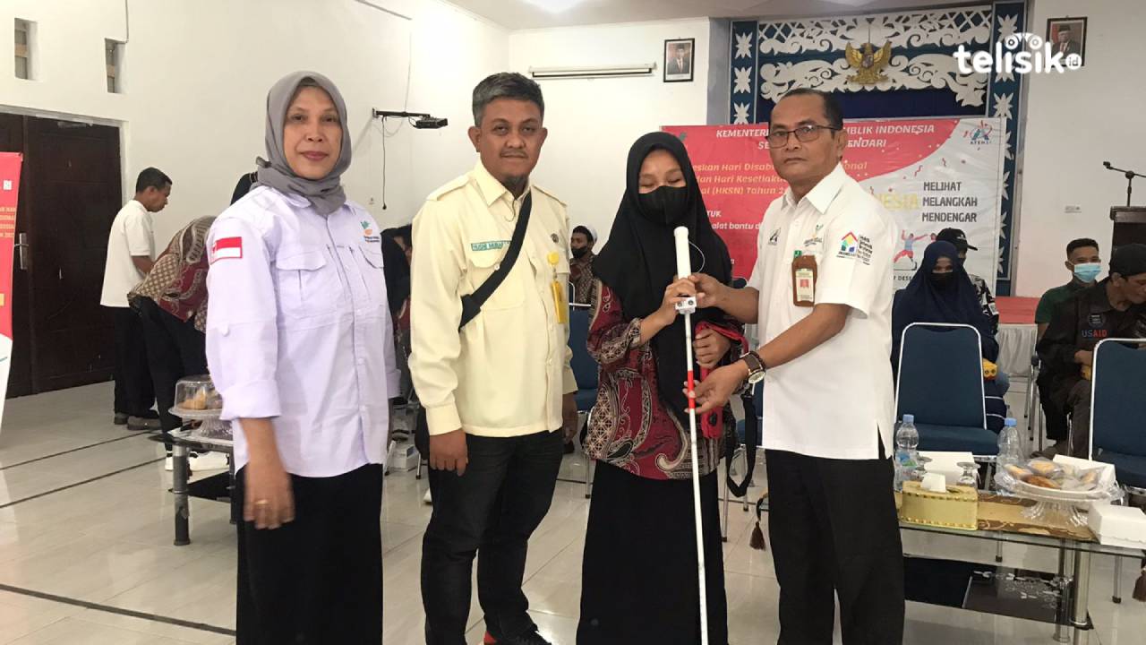Sentra Meohai Kendari berikan bantuan tongkat penuntun adaptif kepada penyandang disabilitas. Foto: Musyrifa Sya'adah/Telisik