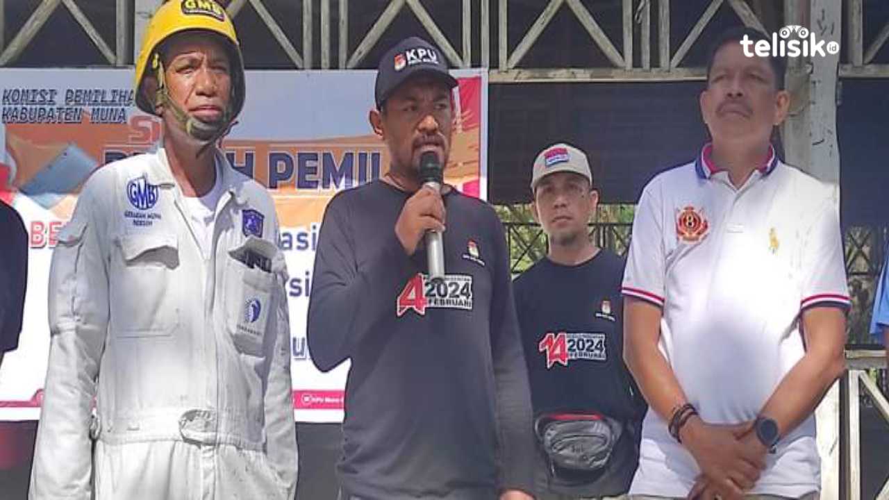Ketua KPU Muna, Kubais mengumumkan pendaftaran PPS. Foto: Sunaryo/Telisik
