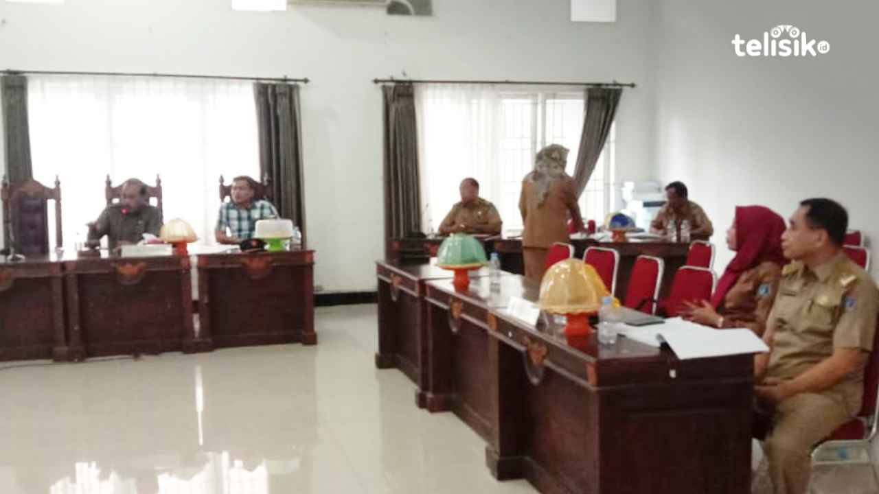 Komisi I DPRD Muna menggelar RDP membahas persolahan putusan PSU Pilkades. Foto: Sunaryo/Telisik