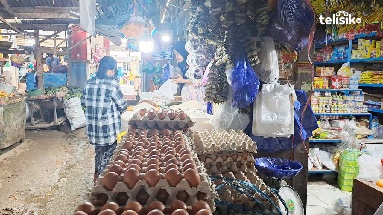 Kenaikan harga bahan pokok jelang nataru di Kota Kendari Sulawesi Tenggara. Foto: Wa Ode Ria Ika Hasana/Telisik