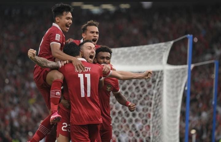 Timnas Indonesia melakukan selebrasi bersama usai mencetak gol ke gawang Timnas Thailand pada pertandingan Grup A Piala AFF 2022 di Stadion Utama Gelora Bung Karno (SUGBK), Jakarta, Kamis (29/12/2022). Foto: Repro Kompas.com