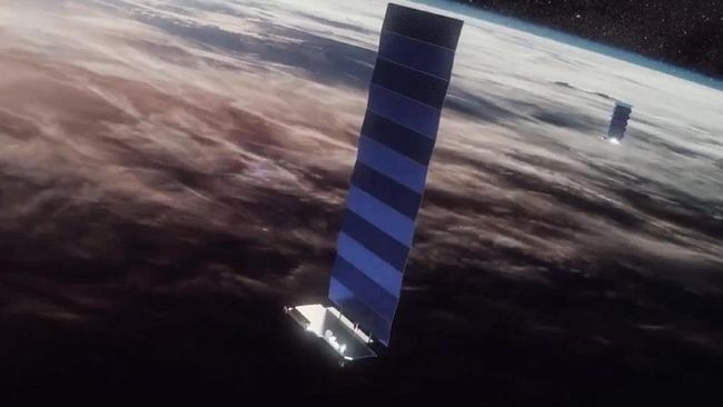 Satelit Starlink milik Elon Musk diuji coba oleh Pemerintah Inggris untuk meningkatkan akses internet di daerah pedalaman. Satelit ini pasalnya mempunyai kecepatan internet hingga 400 Mbps. Foto: CNN Indonesia