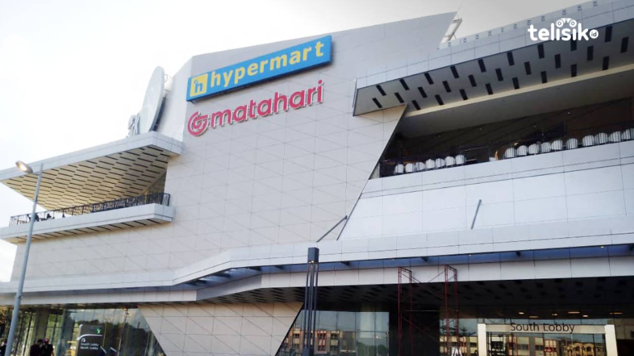 Pembangunan The Park Mall kini sudah mencapai 90 persen. The Park Mall sendiri bakal diresmikan oleh Pj Wali Kota Kendari, Mall ini disebut-sebut memiliki fasilitas yang lengkap. Foto: Nur Khumairah/Telisik
