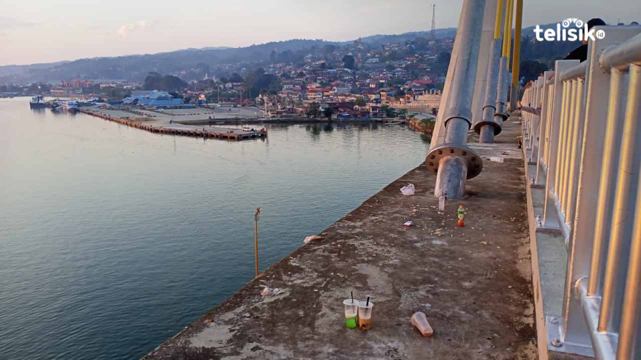 Nampak sejumlah sampah sisa konsumsi masyarakat berserakan pada pinggir jembatan yang merusak pemandangan dan keindahannya. Foto: Ahmad Jaelani/Telisik