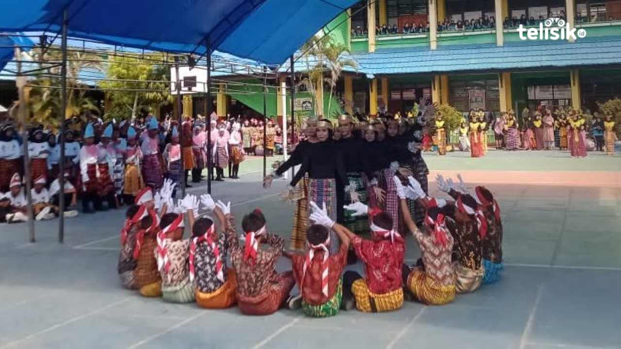 Para pelajar SMPN 2 Kendari saat menari kreaasi tarian tradisional Sulawesi Tenggara. Foto: Wa Ode Ria Ika Hasana/Telisik