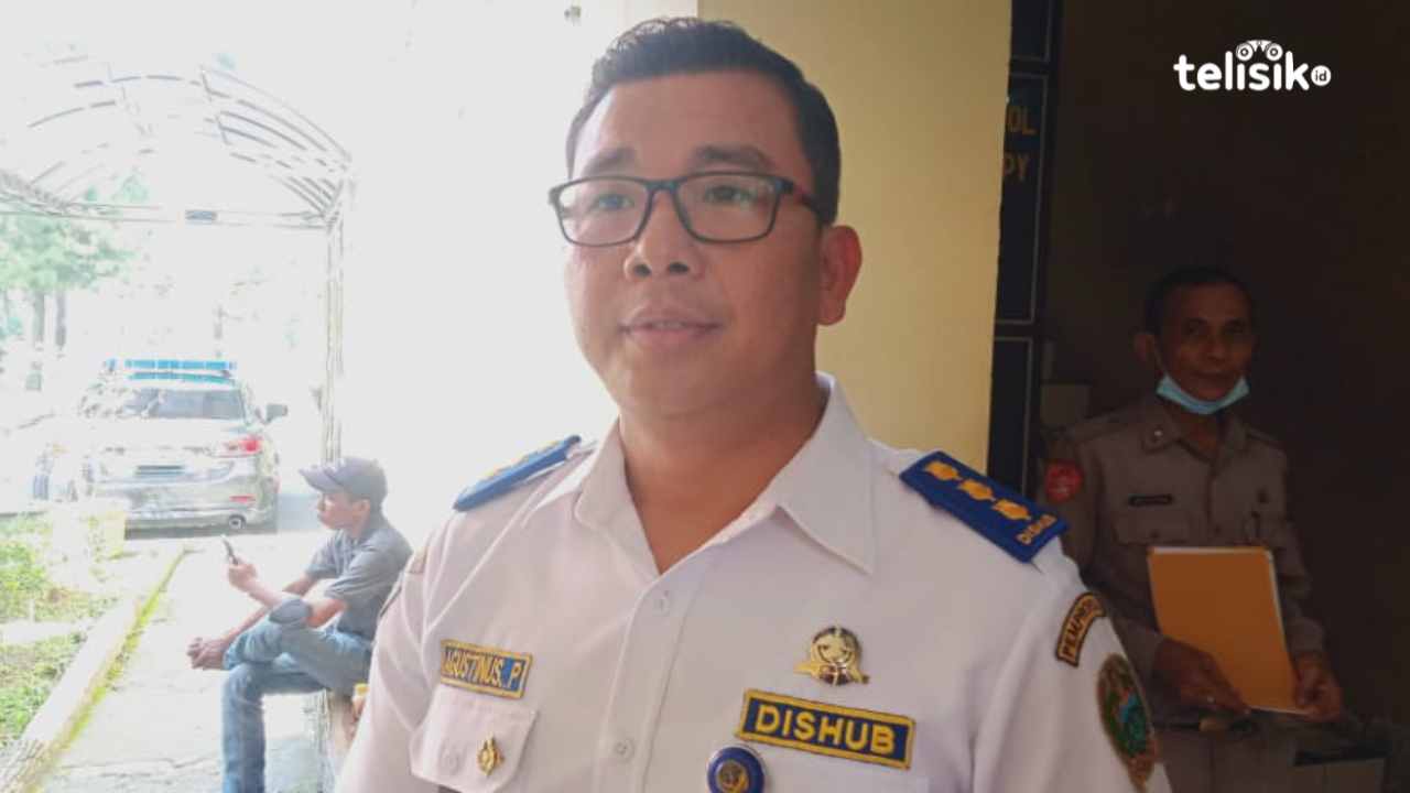 Kepala Bidang Lalulintas Darat, Dinas Perhubungan Provinsi Sumatera Utara, Agustinus Panjaitan ketika diwawancarai awak media di Mapolda Sumatera Utara, Jalan Sisingamangaraja KM 10,5 Medan. Foto: Reza Fahlefy/Telisik