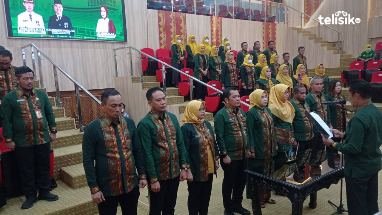 Pj Wali Kota Kendari melantik tim pembina dan pengurus Forum Kota Sehat Kota Kendari periode 2022-2024. Foto: Sumarlin/Telisik